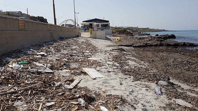 La spiaggia di San Vito si trova in Città oppure no? Degrado e inciviltà…