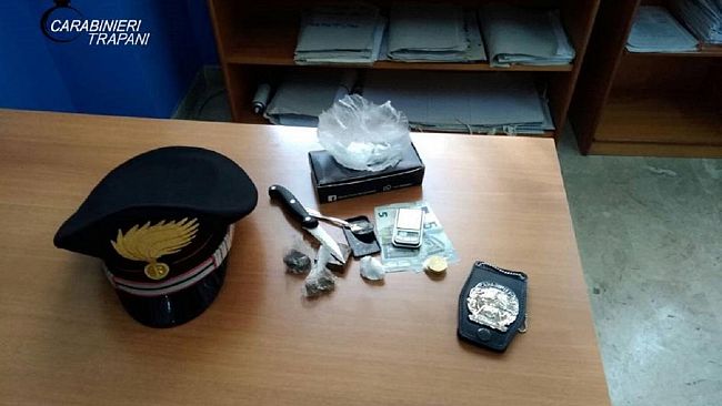 Spacciava mentre era agli arresti domiciliari. arrestato dai Carabinieri di Trapani