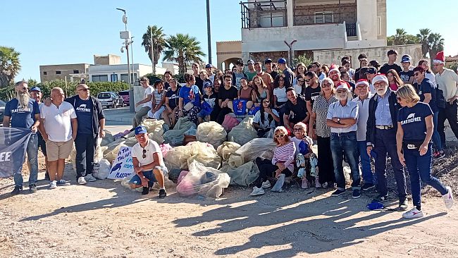 Mazara, i volontari di Plastic Free hanno raccolto circa 1.000 Kg rifiuti nella costa di Quarara 