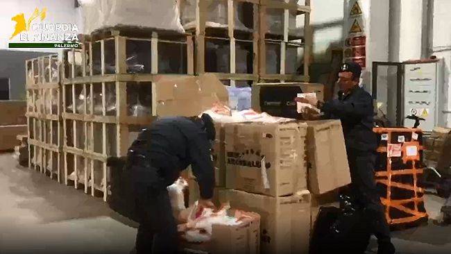​Controlli su prodotti natalizi: sequestrati un milione di falsi “Made in Italy” e 8,5 quintali di giochi pirotecnici