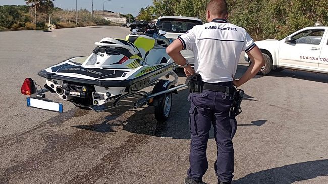 Controlli della Guardia Costiera nel Trapanese: uomo fermato senza patente nautica