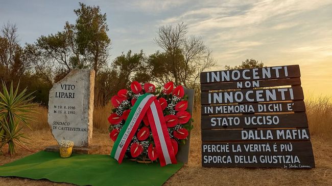 ​Un cuore di rose stamane deposto davanti alla tomba dell'ex sindaco Vito Lipari