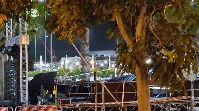 Mazara, improvvisa tromba d'aria: crolla una parte di palco durante un evento sul lungomare