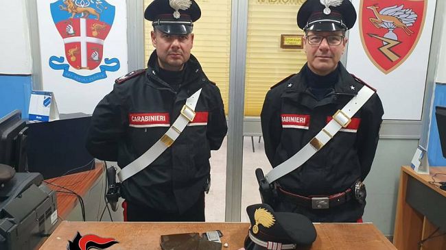 Droga nella macchinetta del caffè. Un 29enne arrestato dai carabinieri