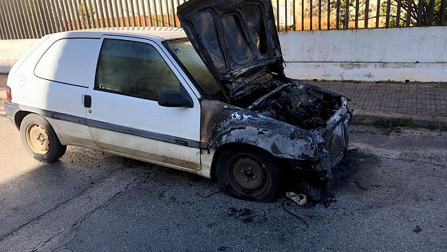 Auto in fiamme nei pressi della scuola Luigi Capuana