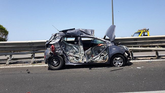 Carini, Tir travolge auto sull'A-29, tre feriti