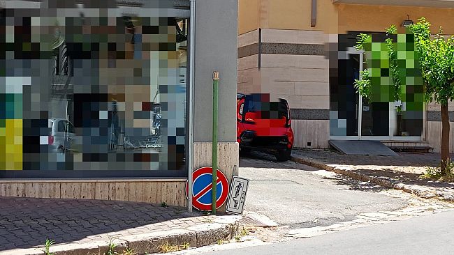 Alcamo, cartello caduto da giorni e nessuno interviene in via Ugo Foscolo