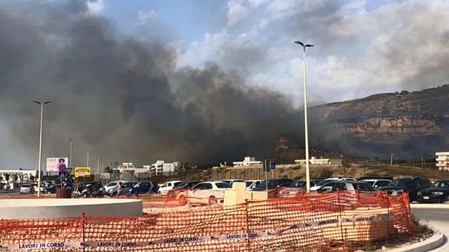 La stagione estiva comincia male: primo pesante incendio ad Erice