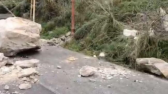 ​Cedimento roccioso sulla strada del porto di Castellammare, il sindaco: “Nessun allarmismo”