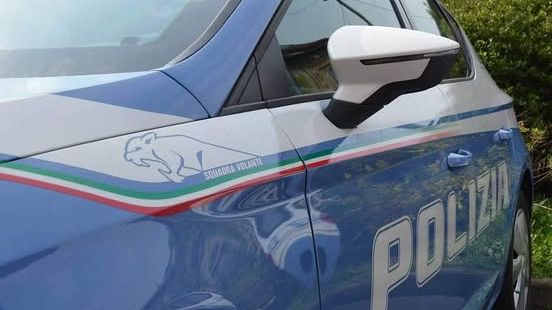 ​Ladro di rame causa incendio che gli distrugge l'auto, arrestato dalla Polizia