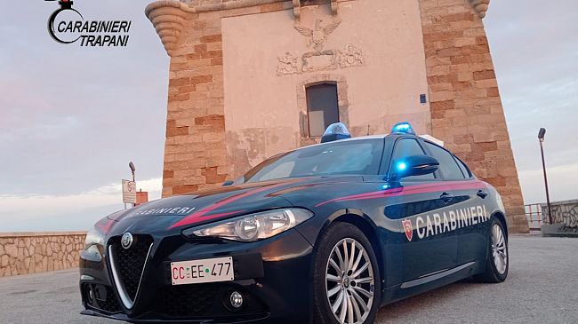 Trapani, i Carabinieri denunciano due persone per furto e ricettazione di carburante 