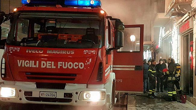 video-in-fiamme-negozio-arte-di-corso-umberto-i-probabile-corto-circuito
