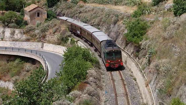 Sicilia, alla scoperta dei territori del vino e del gusto con i treni storici della fondazione FS