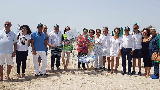 VIDEO – Mazara, nella spiaggia di  Tonnarella il “pesce mangia plastica” donato dal Rotary