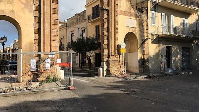 Divelte e danneggiate le transenne che chiudevano l’area dell’arco dell’Immacolata