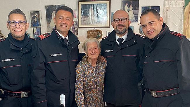 La zia Rosina di Favignana compie 101 anni e festeggia con i Carabinieri