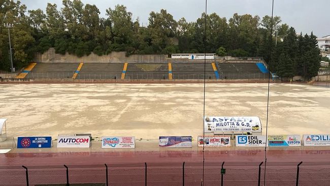 Calcio. Alcamo-Terrasini Mundi rinviata per impraticabilità del campo. Prima, premiato capitan Lo Monaco