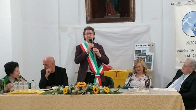 pubblico-interessato-alla-presentazione-dellultimo-libro-di-gino-manzo
