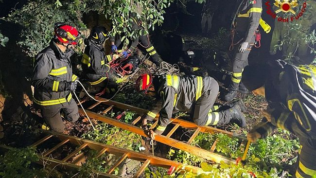 Dramma ad Amabilina, 52enne cade in un pozzo profondo 30 metri: salvato dai Vigili del Fuoco