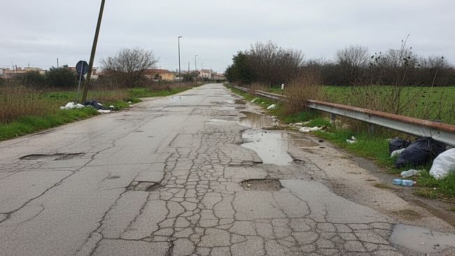 Marsala dimentica le contrade, tra asfalto in frantumi, acqua che scorre e pista ciclabile del degrado