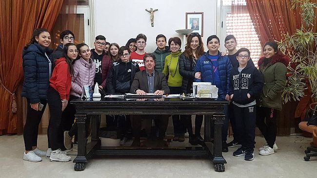 il-sindaco-giuseppe-castiglione-intervistato-dagli-allievi-dellistituto-comprensivo-pirandello-s-giovanni-bosco