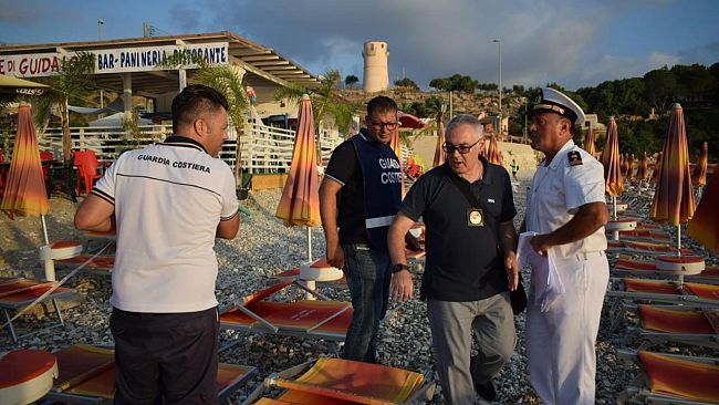 Castellammare: blitz all’alba in spiaggia a Guidaloca. Denunce e sequestri