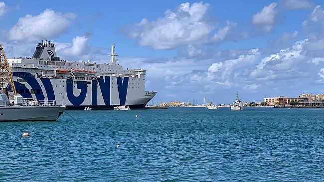 Trapani, migranti si lanciano dalla nave quarantena