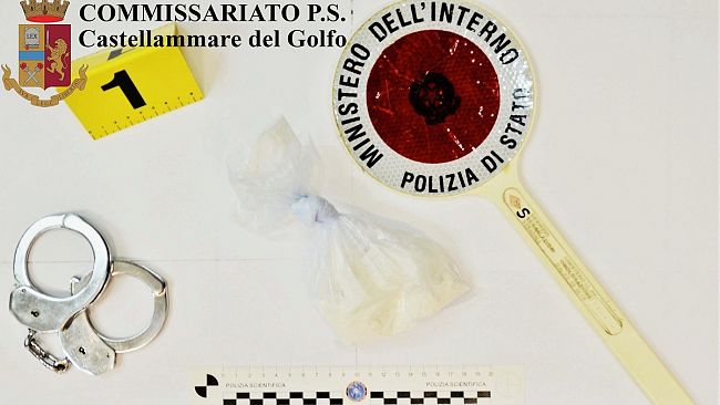 Trasporta cocaina in macchina: arrestato dalla Polizia a Castellammare del Golfo