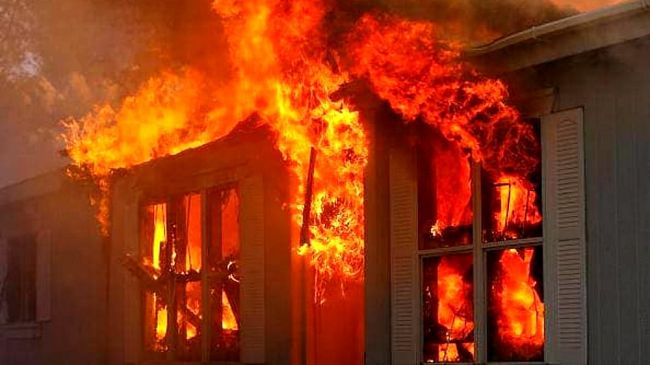 Appicca un incendio a casa dell’ex fidanzata, pregiudicato arrestato dalla Polizia 