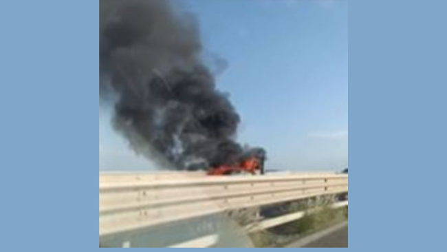 Furgone in fiamme blocca l'autostrada Palermo-Mazara del Vallo