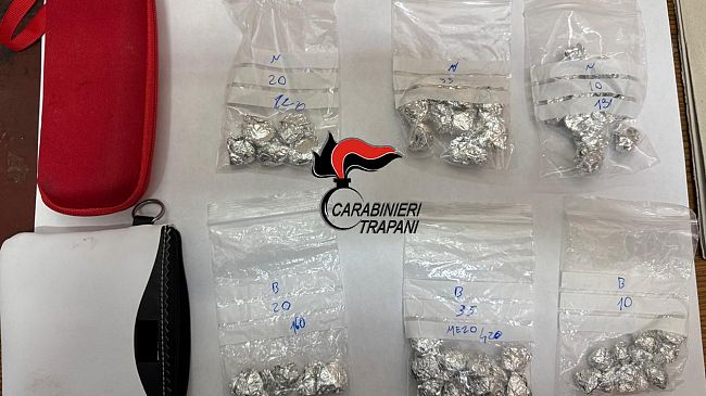 Girava nel rione San Giuliano con 53 dosi tra cocaina e crack, arrestato 26enne