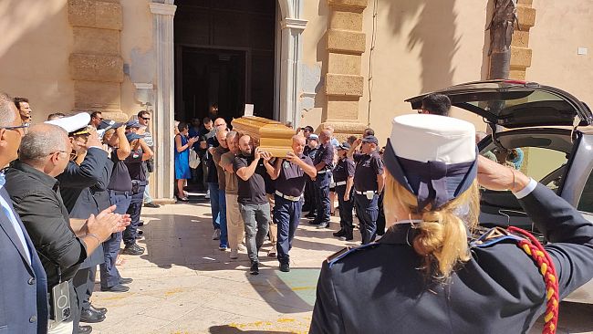 Mazara, in tantissimi per l'ultimo saluto all'ex ispettore capo PM Renzo Mezzapelle. I ringraziamenti della famiglia  