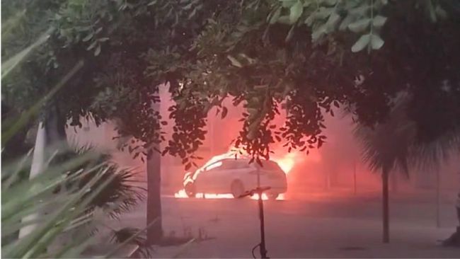 Trapani: taxi a fuoco davanti al Decò in via Pepoli