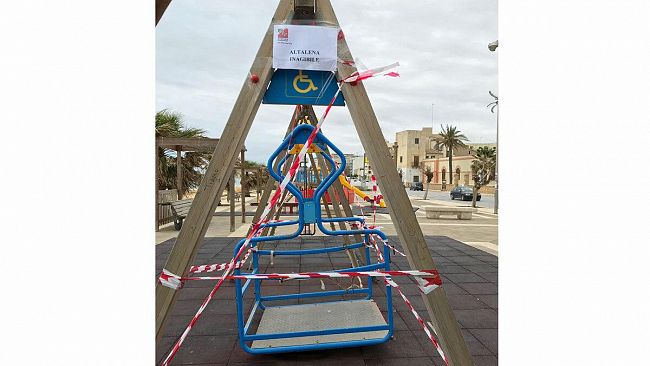 Parco Giochi del lungomare, distrutta altalena per disabili. Uildm: “Vince l’incivilta’”