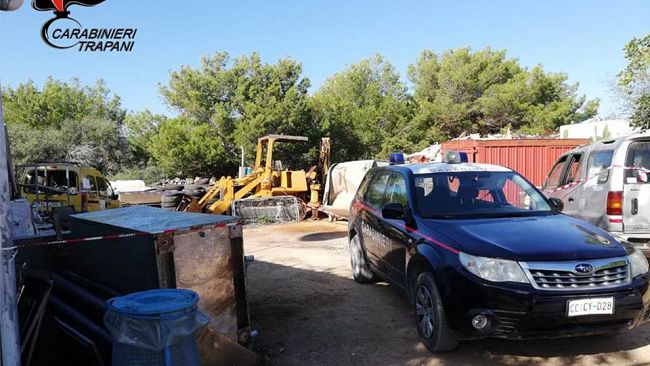 Favignana, cumulava rifiuti speciali pericolosi: denunciato dai Carabinieri