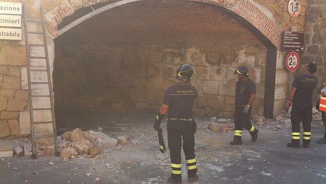 Un camion danneggia il sottopassaggio di via Partanna