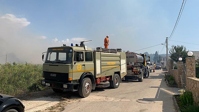 Gravissimo incendio al Rio Forgia, decine di mezzi per spegnere le fiamme