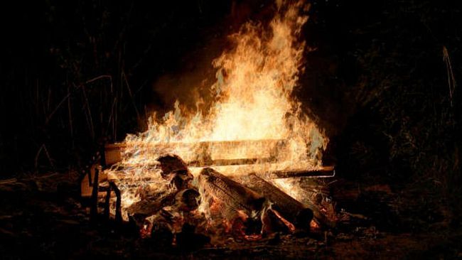 Appicca il fuoco all’altare di una chiesa e piazza due bombole di gas: arrestato