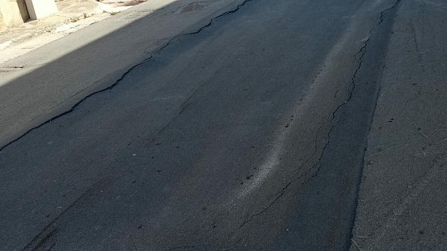 Salinagrande, residenti segnalano pericoloso avvallamento stradale