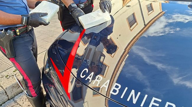 Tenta la fuga in motorino con due chili di cocaina: arrestato 65enne ad Alcamo 