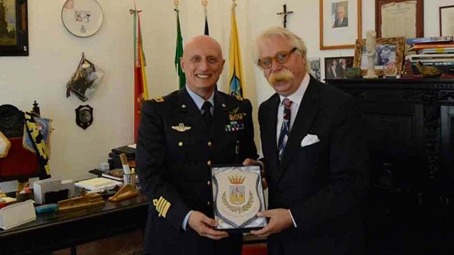mazara-cordiale-incontro-tra-il-sindaco-cristaldi-e-il-col-pil-salvatore-ferrara-al-palazzo-di-citta