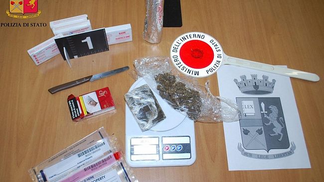 Alcamo, trasportava un panetto di hashish e 50 frammenti di marijuana arrestato dalla Polizia di Stato un giovane nigeriano