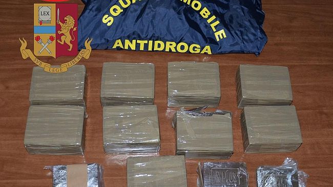 La Polizia di Stato arresta un pregiudicato che trasportava 100 panetti di hashish