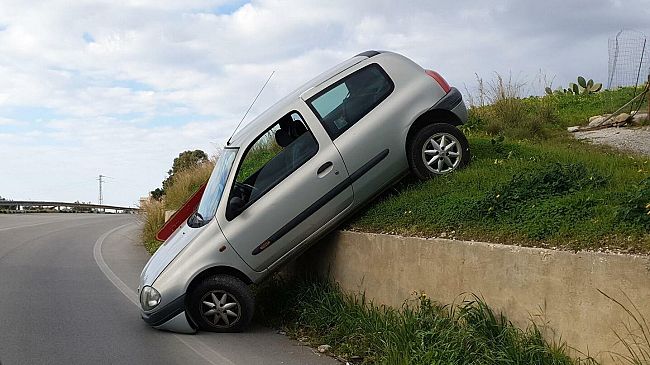 Valderice, singolare incidente lungo la statale 187