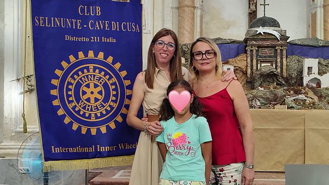 L'inner wheel club Selinunte cave di cusa consegna alla mamma di Ilenia i fondi raccolti