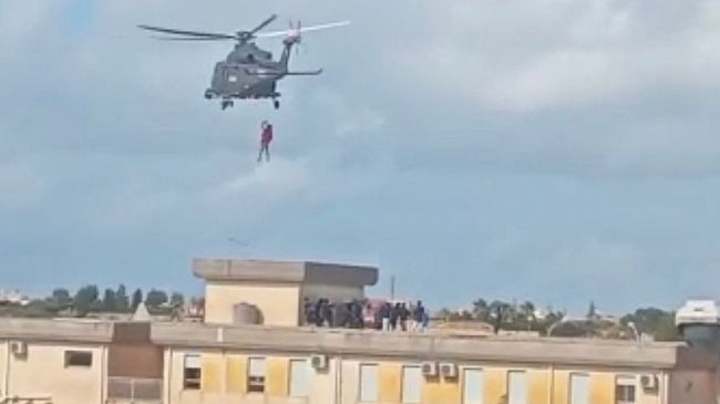 Maltempo, elicottero del CSAR soccorre minori del Cara di Salinagrande