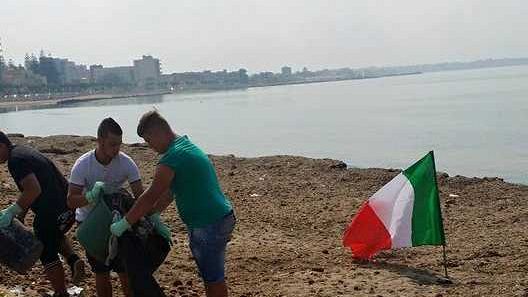 spiaggia-in-citta-volontari-puliscono-un-tratto-ed-il-sindaco-ne-annuncia-la-balneabilita
