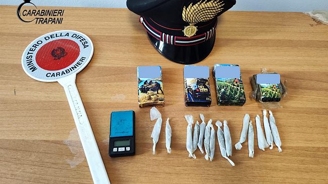 Partanna, getta 400 gr di hashish dalla finestra durante una perquisizione dei Carabinieri: arrestato 