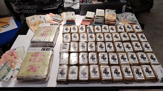 Trapani, sorpresi dai Carabinieri con con cocaina e hashish a bordo di un'auto