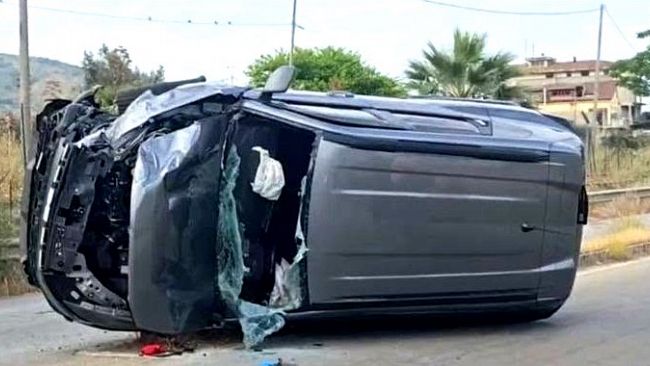Violento scontro all'ingresso della città: un'auto si ribalta nei pressi dell'ospedale